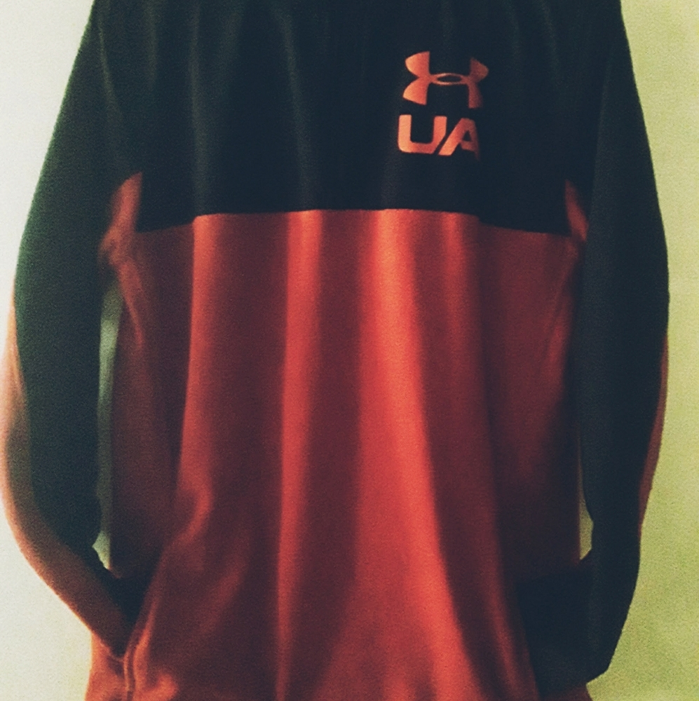SOLD........Boys Under Armour xl 1/4 zip